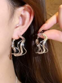 1 Pair Of Fashionable Personalities Exquisite And Elegant Zinc Alloy Earrings Suitable For Women's Daily Commuting - Silver - View 4