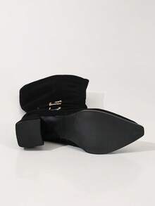 Botas altas de mujer con punta puntiaguda, tacón grueso, cremallera lateral, decoración de hebilla metálica y ante - Negro - Ver 8