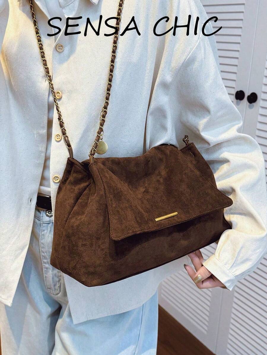 Tas Bahu Besar Wanita dengan Penutup Lipat, Aksen Logam Panjang Warna Emas di Bagian Depan, Tali Rantai Emas Dua Lapis, Dapat Dibawa di Bawah Lengan, Kapasitas Besar dengan Banyak Kompartemen, Warna Cokelat Lembut, Gaya Komuter dan Jalanan - Coklat - View 1