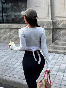 Set med kort topp med V-ringning och lång ärm samt högmidjade ribbade leggings, slim fit, lämpligt för fitness, utomhusaktiviteter och daglig streetwear - Ljusgrå - Visa 2