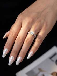 1件莫桑鑽戒指 經典款 1CT 六爪圓形璀璨戒面，適合女性訂婚與婚禮 - 銀色 - 查看 5