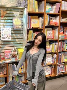女款蝴蝶結長袖T恤 春季性感風修身方領內搭打底上衣 - 淺灰色 - 查看 2