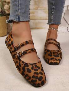 Sepatu Flat Wanita Nyaman dengan Tali Gesper Ganda, Motif Leopard, Ujung Persegi, Model Rendah - Coklat - View 4