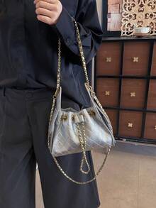 不對稱肩背包，絎縫針縫圖案，皮革包覆金屬鏈條裝飾，多口袋分層收納，可收納化妝品及其他個人物品，抽繩+翻蓋開合，優雅女款鏈條水桶包，適合年輕女孩約會、下午茶、日常購物與外出 - 銀色 - 查看 2