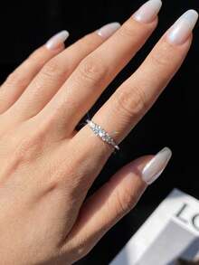 1件優雅心形5顆莫桑鑽戒指（主石0.1ct），適合女性在婚禮和正式場合佩戴 - 五鑽莫桑戒指 - 查看 4