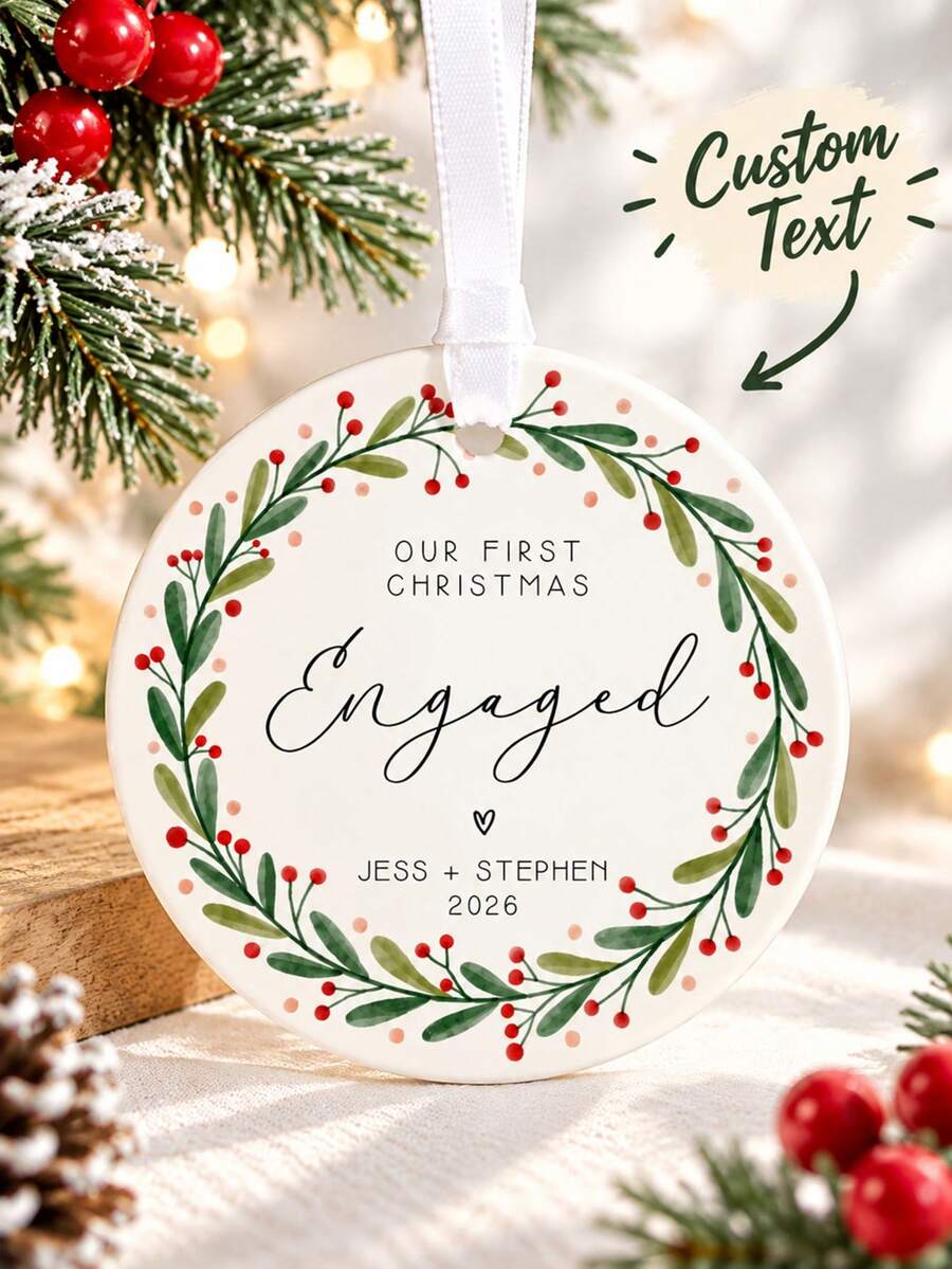 1 buah Ornamen Keramik Natal Pertama yang Dipersonalisasi, Nama dan Tahun yang Dapat Disesuaikan, Dekorasi Ornamen Pasangan, Kenang-kenangan Pertunangan, Hadiah Liburan untuk Tunangan, Dekorasi Gantung Pohon Natal, Pasangan yang Baru Bertunangan, Desain Hijau Pedesaan - MultiWarna - View 1