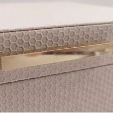 1 Set Honeycomb Pattern PU Jewelry Box With Lid, Large Capacity Jewelry Box, Modern Home Jewelry Storage Box, Room Decor Box, Elegant Faux Leather Storage Box, Modern Jewelry Storage Box With Gold Clasp, Suitable For Vanity And Home Decor - White - View 5