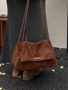 Tas Bahu Besar Wanita dengan Penutup Lipat, Aksen Logam Panjang Warna Emas di Bagian Depan, Tali Rantai Emas Dua Lapis, Dapat Dibawa di Bawah Lengan, Kapasitas Besar dengan Banyak Kompartemen, Warna Cokelat Lembut, Gaya Komuter dan Jalanan - Coklat - View 8