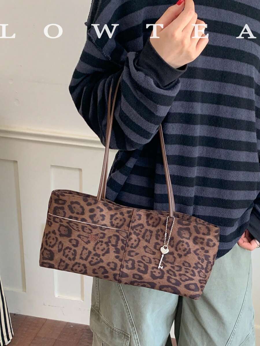 low tea 1 st axelväska i kvadratisk mockatyg med leopardmönster, lämplig för pendling, shopping m.m. (med hängsmycke)