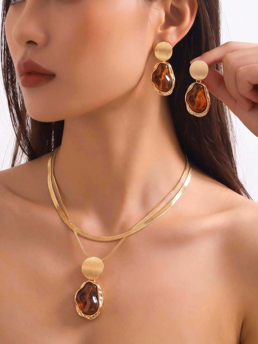 Conjunto de joyería versátil para mujer con collar y pendientes, 2 piezas, colgante de disco redondo cepillado con textura ámbar asimétrica, para uso diario, ir al trabajo, citas, fiestas y reuniones - traje - Ver 1