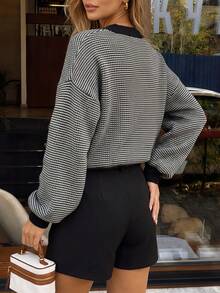 minisummer 女款優雅秋季黑白混色針織開襟衫，V領對比飾邊鈕扣式落肩長袖短版毛衣外套 - 黑與白 - 查看 3