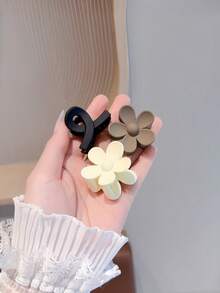 3件組花朵造型磨砂髮夾，柔和簡約配色，輕量且能牢固夾住鬆散頭髮，適合日常配戴 - 彩色 - 查看 8