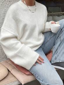 女款軟絨圓領針織毛衣，落肩寬袖口寬鬆慵懶極簡風秋冬休閒套頭上衣 - 白色 - 查看 1