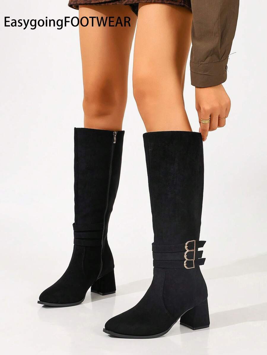 Botas altas de mujer con punta puntiaguda, tacón grueso, cremallera lateral, decoración de hebilla metálica y ante - Negro - Ver 1