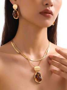 Conjunto de joyería versátil para mujer con collar y pendientes, 2 piezas, colgante de disco redondo cepillado con textura ámbar asimétrica, para uso diario, ir al trabajo, citas, fiestas y reuniones - traje - Ver 2