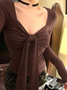 女款蝴蝶結長袖T恤，春季極簡性感風，修身方領打底上衣 - 咖啡棕 - 查看 2