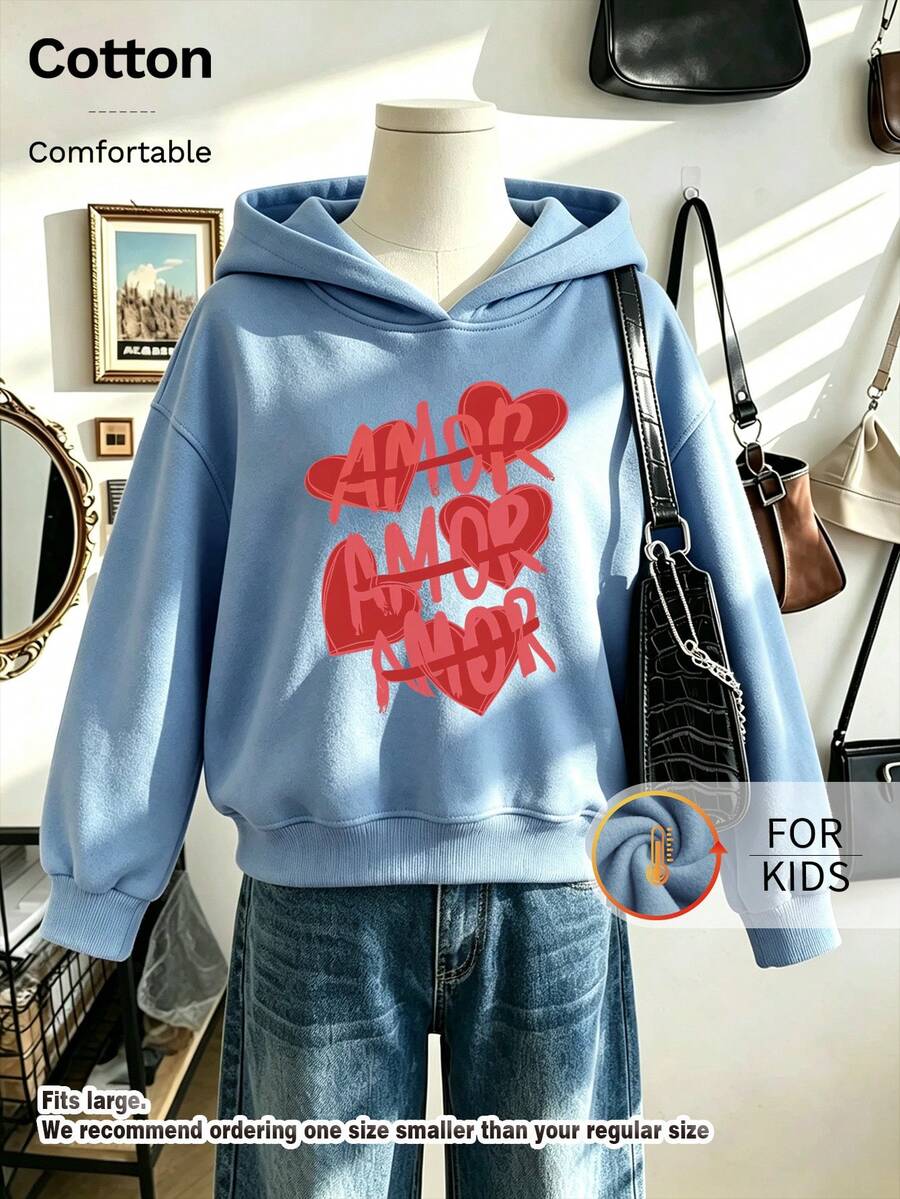سويت شيرت للأطفال بقلنسوة، بلوفر سميك مبطن بالصوف بطبعة جرافيك لقلب أحمر وحرف Amor - الأزرق - مشاهدة 1