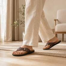Chanclas casuales para hombre de uso doméstico, correa con hebilla regulable, suela resistente, calzado cómodo para verano - Marrón - Ver 1