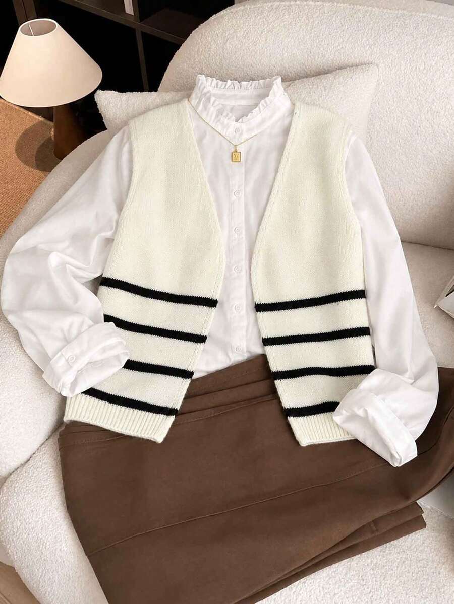 Rompi Rajut Wanita Kerah V Motif Garis Klasik untuk Musim Gugur/Dingin, Kasual Serbaguna, Bahu Berbusa, Desain Kardigan Tanpa Lengan, Potongan Longgar Gaya Liburan, Warna Dasar Beige dengan Garis Putih dan Hitam, Tank Top Layering Sweater Rompi Garis Horizontal Klasik, Gaya French Old Money, Atasan untuk Pergi Keluar, Sekolah, Outfit Komuter Wanita, Atasan Mudah Dipadupadankan, Back to School, Outfit Konser, Atasan Sosial - Hitam dan Putih - View 1