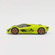 Burago 1:64 比例  Terzo Millennio 綠色合金模型車，含展示盒與底座，創意收藏品，展示飾品或禮物，適合 14 歲以上 - 第三千年綠 - 查看 6