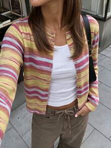女款新款溫柔慵懶漸層寬條紋針織開襟衫，適合春秋日常外出、女友聚會或居家穿著，可單穿搭配米色針織裙與瑪麗珍鞋，展現溫柔寧靜的韓系氛圍與隨性藝術氣質 - 彩色 - 查看 4