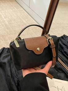 Tas tangan dengan bentuk seperti pangsit yang ringkas, penutup lipat dengan aksen kancing jepret, dipadukan dengan tali tangan pendek dan tali bahu panjang yang dapat disesuaikan, mendukung berbagai gaya pemakaian. Tas ini memiliki kapasitas sedang, mampu menyimpan kebutuhan sehari-hari, dengan desain vintage sederhana yang cocok untuk kegiatan sehari-hari dan mudah meningkatkan gaya keseluruhan penampilan. - Hitam - View 2