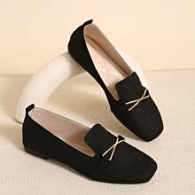Sepatu Loafer Wanita Model Slip-On dengan Gesper Logam Bahan Suede dan Ujung Persegi - Hitam - View 1