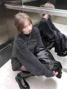 女款秋冬新款黑色水洗做舊長袖衛衣，極簡百搭寬鬆顯瘦街頭風美式休閒慵懶風，時尚個性英文字母印花，日常通勤校園穿搭圓領長袖衛衣 - 黑色 - 查看 2