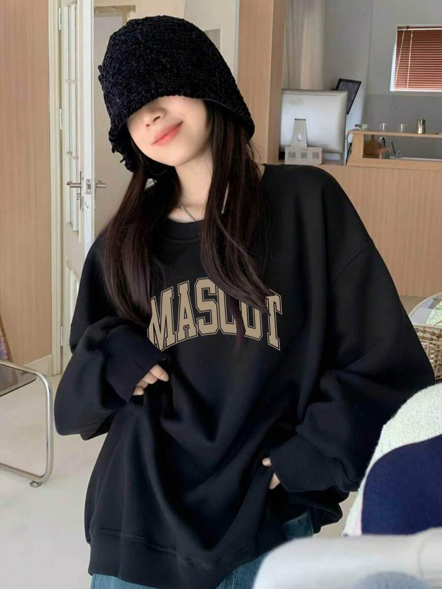 極簡美式風 MASCOT 彎曲大字母印花圓領衛衣女款 百搭寬鬆休閒多功能長袖秋季上衣 - 黑色 - 查看 1
