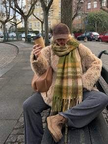 1件女款秋冬新款經典格紋條紋印花毛茸茸流蘇圍巾，舒適大披肩，柔軟保暖加厚圍巾，適合戶外旅行，簡約百搭，適用日常穿著與聖誕假期 - 黃綠色 - 查看 3
