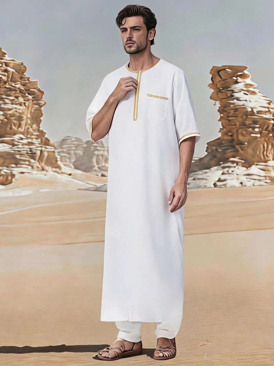 Disqoir Un largo abrigo árabe de hombre con cuello alto y bolsillos, con bordes dorados contrastantes.