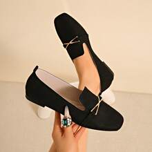 Sepatu Loafer Wanita Model Slip-On dengan Gesper Logam Bahan Suede dan Ujung Persegi - Hitam - View 2