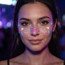ملصقات وشم الوجه بنقاط النمش لعيد الميلاد نيون-4 قطع، تصميم نجمة وفيونكة دوامة مضيئة في الظلام، ملصقات وجه مؤقتة مضيئة مقاومة للماء، ديكور فن الجسم والوجه ذاتي اللصق لحفلات النوادي الليلية والرايف وحفلات كرنفال عيد الميلاد - متعدد الألوان - مشاهدة 5