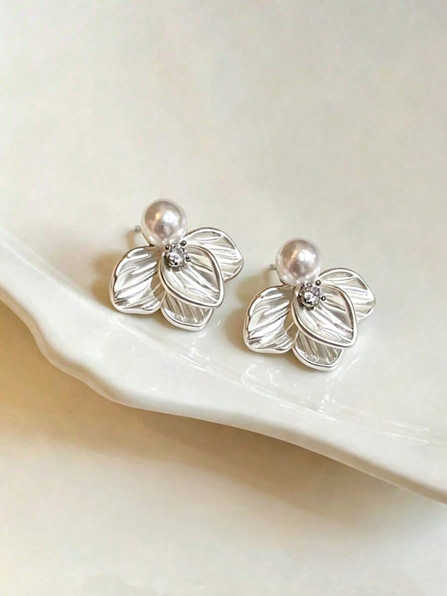 1 Pair Sweet Floral Faux Pearl Stud Earrings, Fashionable Minimalist Niche Design, Suitable For Teenage Girls' Daily And Holiday Wear - Silver - View 1