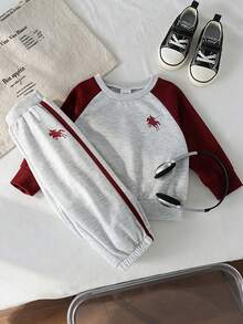 2pcs Boys (Infant) Casual Sporty Pony Rider Print Colorblock Raglan Crew Neck Long Sleeve Sweatshirt & Side Stripe Jogger Sweatpants Set, Spring/Autumn - Burgundy - View 2