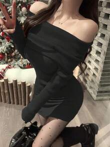 Gaun Rajut Wanita Desain Harian Warna Polos Model Bahu Terbuka Seksi dengan Potongan Pinggang yang Mengencangkan, Cocok untuk Tahun Baru - Hitam - View 1