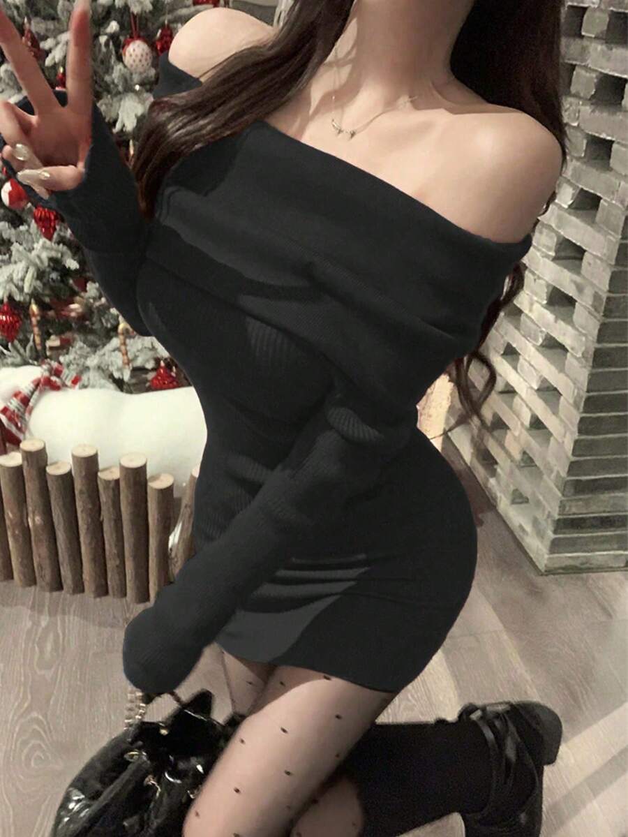 Gaun Rajut Wanita Desain Harian Warna Polos Model Bahu Terbuka Seksi dengan Potongan Pinggang yang Mengencangkan, Cocok untuk Tahun Baru - Hitam - View 1