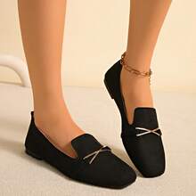 Sepatu Loafer Wanita Model Slip-On dengan Gesper Logam Bahan Suede dan Ujung Persegi - Hitam - View 4