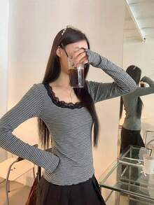 女款新款灰色條紋長袖內搭T恤，蕾絲拼接修身設計上衣 - 淺灰色 - 查看 3