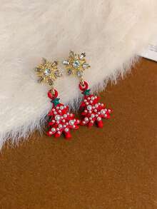 A Pair Of Christmas And New Year's Stylish Party Snowflake Festive Christmas Tree Earrings - Red - View 5