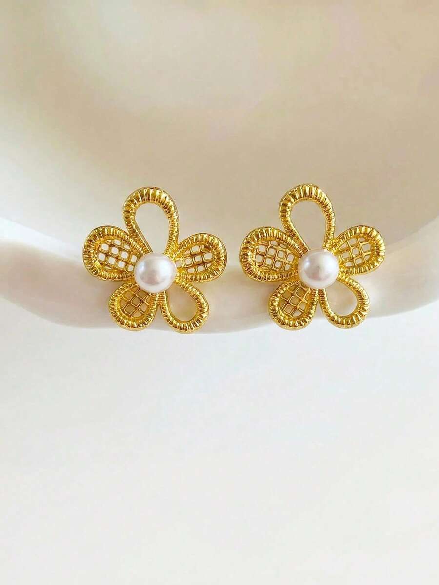1 Pair Fashion Minimalist Hollow Flower Faux Pearl Stud Earrings, Sweet Versatile Niche High-End Style, Suitable For Teenage Girls Daily And Holiday Wear - Pearl Flowers - View 1