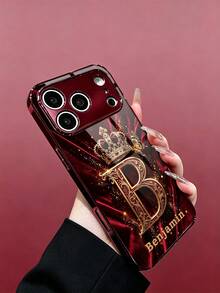 1件客製化姓名時尚手機殼，印花天鵝絨緞面百褶背景配金色巴洛克雕花大寫字母、寶石皇冠與金色蝴蝶圖案，酒紅色電鍍高畫質玻璃殼，相容 Apple Duo/18ProMax/17ProMax/16Pro/15/14Plus/13Pro/12ProMax/11/XsMax & S26Ultra/25Plus/24/23/22 & A36/A35/A33/A31/A26/A15/A13/Note20/10Pro 及其他系列機型 - 酒紅色 - 查看 3
