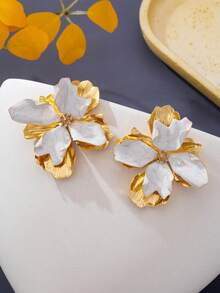 1 Pair Vintage Enamel Flower Stud Earrings For Women, White Black Pink & Burgundy Metal Large Floral Earrings, Elegant Evening Double Layer 3D Flower Accessories, Light Luxury Retro Daily Exaggerated Atmosphere Earrings - White - View 1