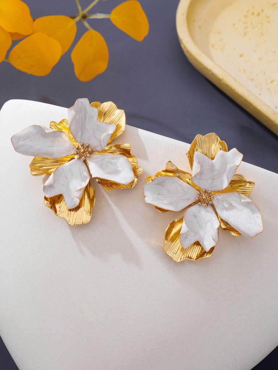 1 Pair Vintage Enamel Flower Stud Earrings For Women, White Black Pink & Burgundy Metal Large Floral Earrings, Elegant Evening Double Layer 3D Flower Accessories, Light Luxury Retro Daily Exaggerated Atmosphere Earrings - White - View 1