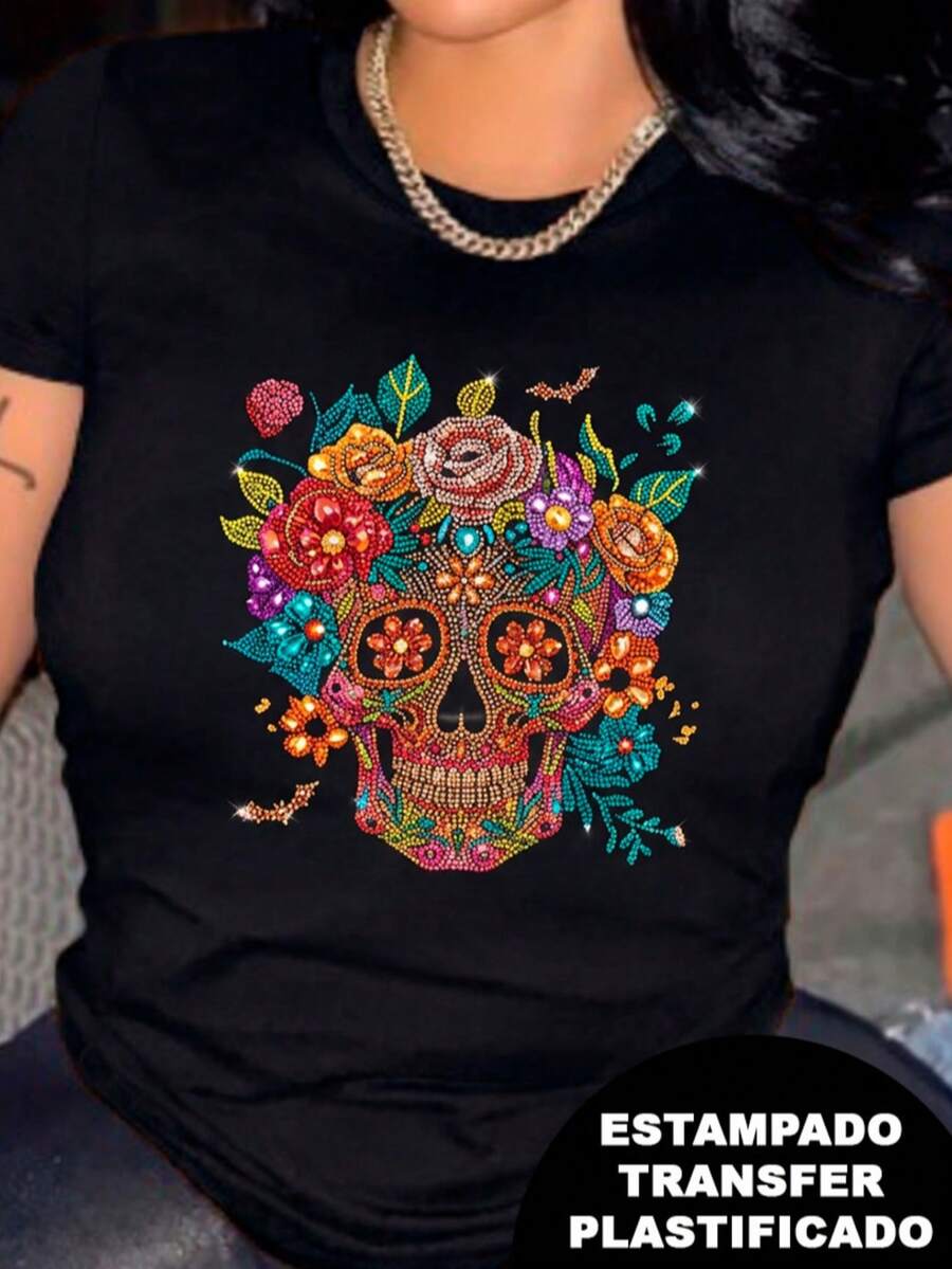 Playera estampada con diseño de calavera con flores, estilo mexicano, efecto glitter pero es estampado, colorida, creativa, moderna, ideal para Halloween, día de muertos, uso diario, para tí - Negro - Ver 1