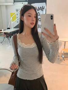 新款女款條紋長袖底層上衣，灰色條紋蕾絲飾邊T恤，修身設計 - 黑與白 - 查看 1