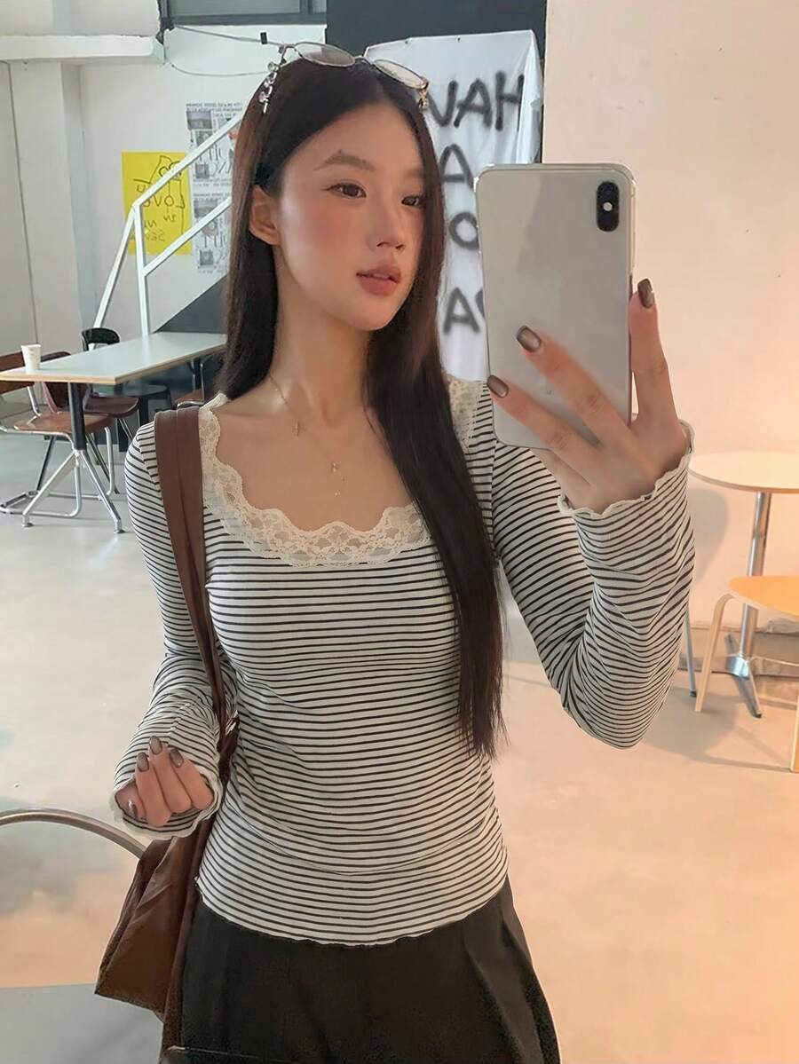 新款女款條紋長袖底層上衣,灰色條紋蕾絲飾邊T恤,修身設計 - 黑與白 - 查看 1