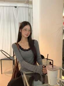 女款新款灰色條紋長袖內搭T恤，蕾絲拼接修身設計上衣 - 淺灰色 - 查看 2