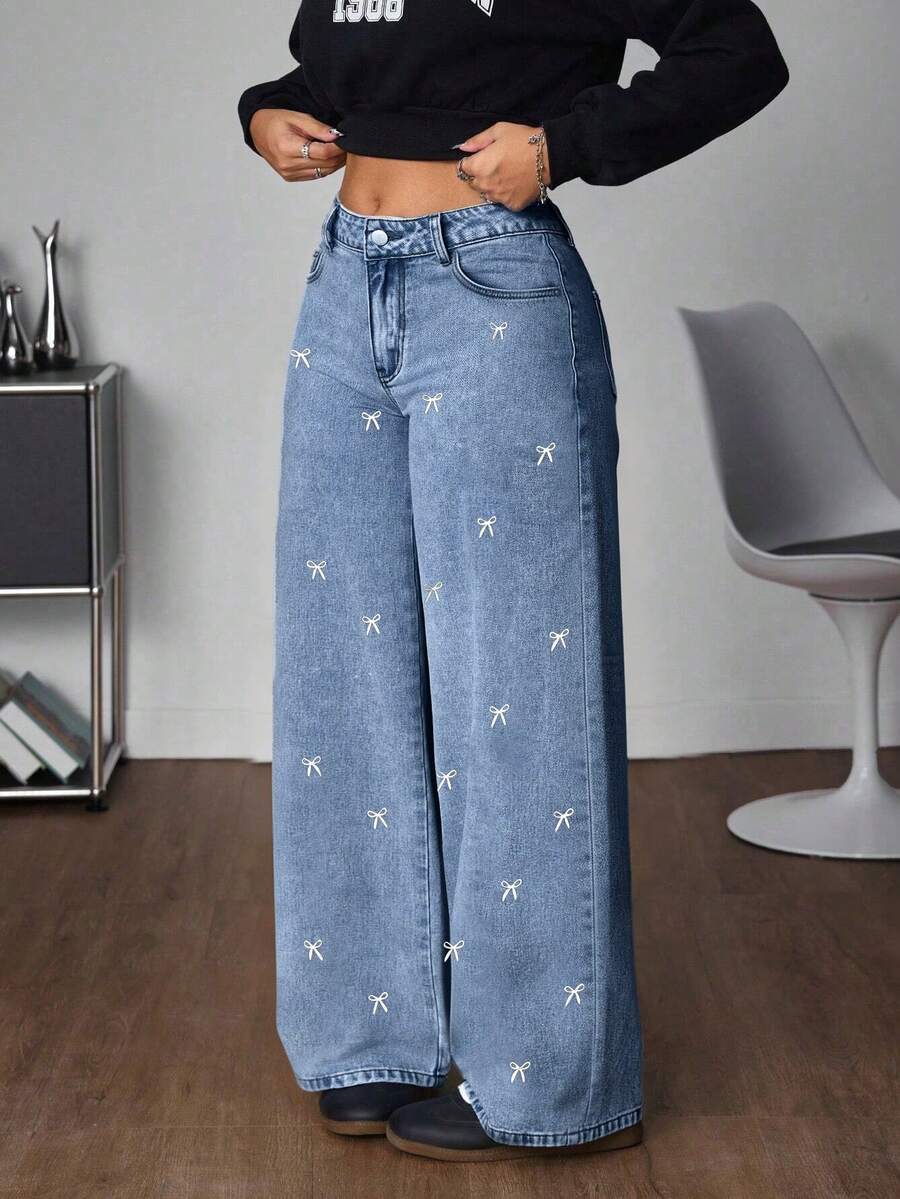 ALO FASHION Jeans casuales de pierna ancha para mujer en mezclilla lavada de alta elasticidad con bordado de lazo, perfectos para el otoño - Azul - Ver 1