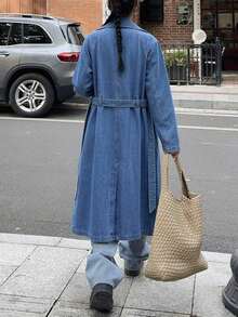 Jaket Trench Coat Denim Lengan Panjang Vintage Wanita dengan Desain Sabuk, Kerah, dan Kancing - Medium Wash - View 2